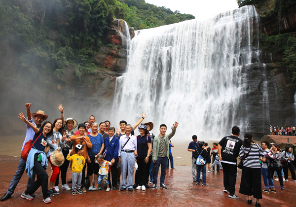 青年早新闻 “鲁迅夹烟”被投诉！景区最新回应